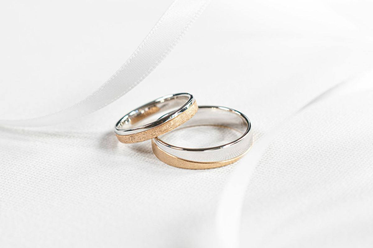 白い布の上に置かれた2つの結婚指輪